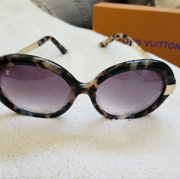 Louis Vuitton Tortious Brown And Creme Women's Sunglasses - Picture 3 of 12